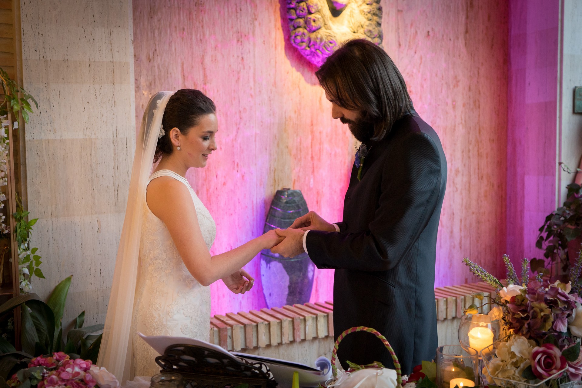 El novio poniendo el anillo a la novia como parte de la ceremonia de la boda. Torres & García estaba allí para grabar el vídeo y hacer las fotos de la boda.